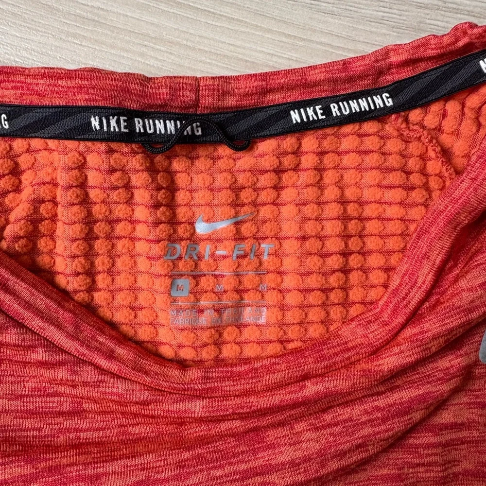 Nike Running Dri-FIT Long Sleeve Top M Coral Thumb Holes Reflective Zip Pocket - Picture 4 of 7